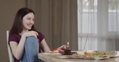 Serbest Çalışan Kadın 'ın doğum günü Not Defteriyle Masada Oturuyor ve Balonlu Kekle Balon Pastası ile Kırmızı Kamera' da Tek Başına Çekilen Pizzanın tadını Çıkartıyor