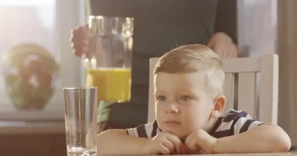 Little Boy Quiere Beber Jugo Naranja Como Madre Vertiendo Vaso — Vídeos de Stock