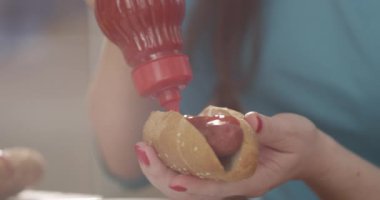 Hotdog 'u Sosisli ve Ketçap Hardallı Çörek Tutan Kadın ve Mayo' yu Kırmızı Kamera 'ya Yakın Çekim Yaptırıyor