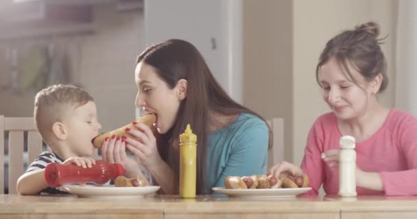 Familia Mesa Cocina Preparando Perros Calientes Disfrutando Comida Que Tiene — Vídeo de stock