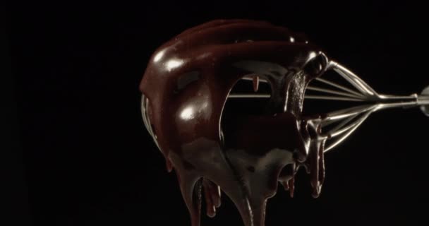 Sıvı Sıcak Çikolata Eriyor Kırmızıya Vurulan Siyah Fonda Bir Fıçıdan — Stok video