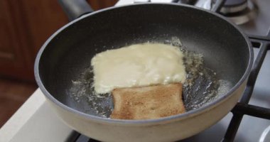 Ev Mutfağında Kızartma Tavasında Jambon ve Peynirli Ekmek Pişiriyorum Kırmızı Kamera 'da Çekim