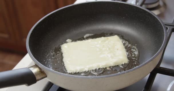 Kaas Brood Een Koekenpan Geschoten Red Camera — Stockvideo