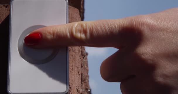Pressing Doorbell Man Woman Finger Red Nails Blue Sky Sunny — Stock Video