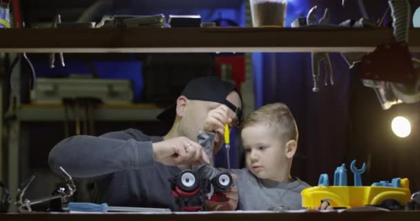 Papa Toont Zijn Kleine Jongen Hoe Werken Met Het Bouwen — Stockvideo