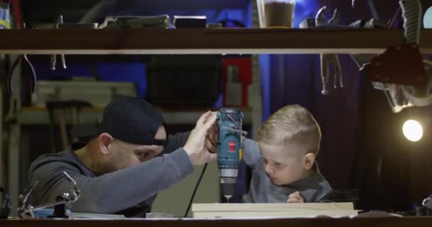 Pai Ensinando Filho Trabalhar Com Ferramentas Construção Broca Martelo Garagem — Vídeo de Stock