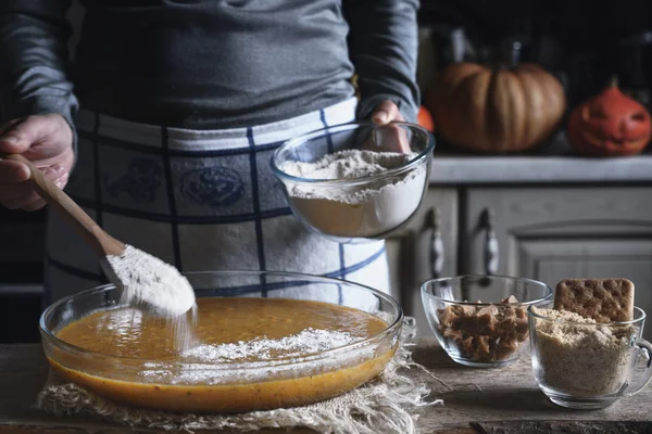 グラタン皿でダンプ ・ ケーキの生地に小麦粉を追加します。 — ストック写真