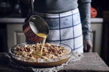 Kabak dökümü pasta hamur içinde eritilmiş tereyağı ekleme