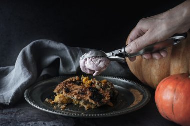 Ice cream kabak dökümü pasta üzerinde yatay koyarak