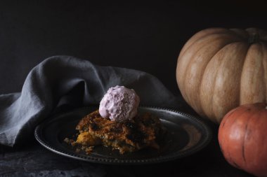 Kabak dökümü pasta dondurma taş masanın üzerine metal plaka ile