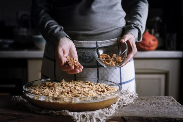 Adicionando toffee na massa para o bolo de despejo de abóbora — Fotografia de Stock