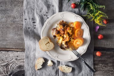 Domates ve ekmek ahşap masa üstü görüntüsü üzerinde beyaz tabakta tartiflette