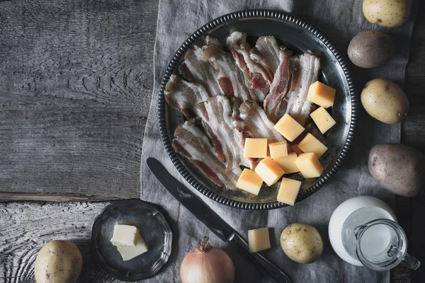 Ingredientes para tartiflette en la vista superior de la mesa de madera — Foto de Stock