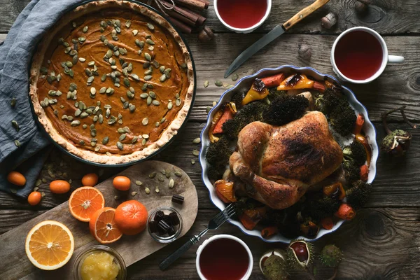 Mesa de madera servida para la cena de Acción de Gracias vista superior —  Fotos de Stock