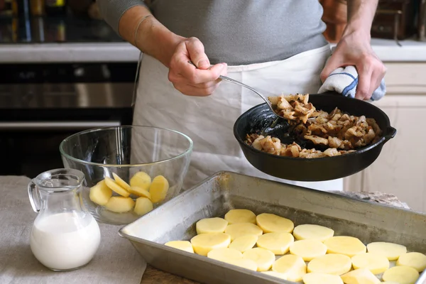 Colocar bacon na assadeira com fatias de batata — Fotografia de Stock