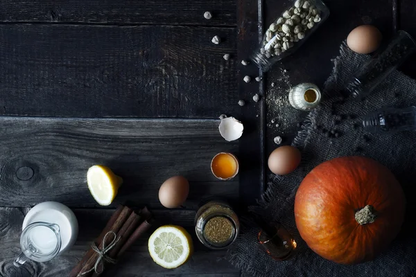 Ингредиенты для тыквенного пирога на деревянном столе вид сверху — стоковое фото