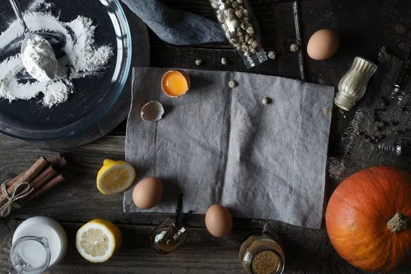 Ингредиенты для тыквенного пирога на деревянном столе — стоковое фото