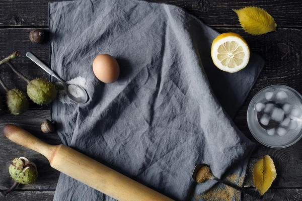 Conjunto de cozinha na vista superior da mesa de madeira — Fotografia de Stock