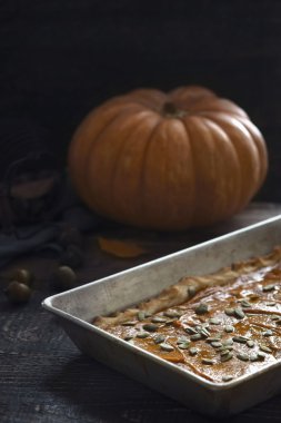 Ahşap masa dikey olarak kabak pasta