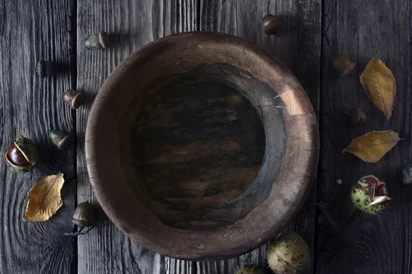 Placa de madera vieja y regalos de otoño en la vista superior de la mesa de madera — Foto de Stock