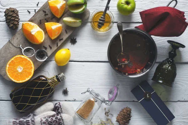 Beyaz ahşap masa üstü görüntüsü üzerinde mulled şarap için malzemeler