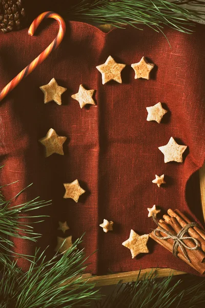 Galletas de Navidad en la servilleta roja con diferentes accesorios verticales — Foto de Stock