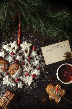 Ahşap arka plan ile farklı çerezleri tarafından yapılan Noel top aksesuarları