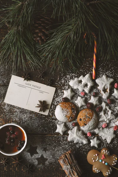 Рождественский шар из печенья на деревянном фоне с различными аксессуарами вертикальные — стоковое фото