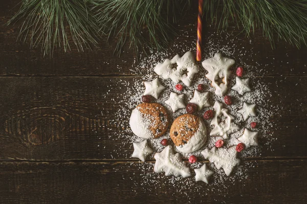 Рождественский бал из печенья и ягод на деревянном фоне — стоковое фото