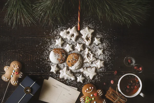 Рождественский бал, сделанный печенье на деревянном фоне с различными атрибутами Рождества — стоковое фото