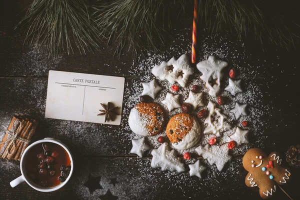 Рождественский шар из печенья на деревянном фоне с различными аксессуарами вид сверху — стоковое фото