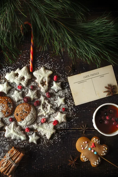 Рождественский шар из печенья на деревянном фоне с различными аксессуарами — стоковое фото