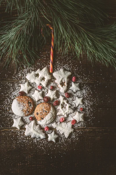 Рождественский бал из печенья и ягод на деревянном фоне вертикально — стоковое фото