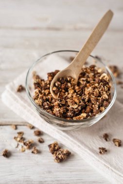 Bir cam kabın içinde granola