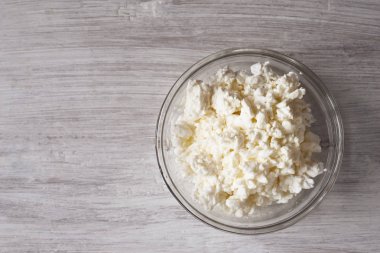 bir cam kase süzme peynir