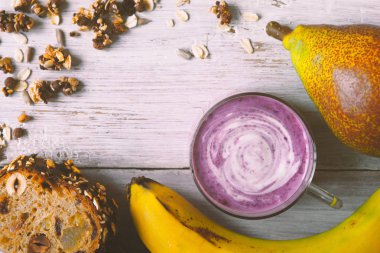 Berry çiftlik yoğurt bir kavanoz, granola, muz, ekmek somun