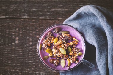 Doğal yoğurt ve granola bir cam fincan