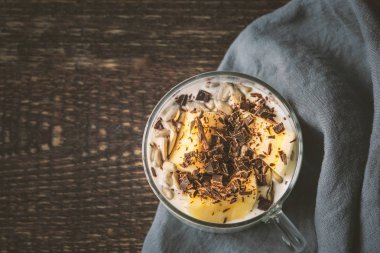 Muz, çikolata ve Ayçiçeği tohumları ile doğal yoğurt