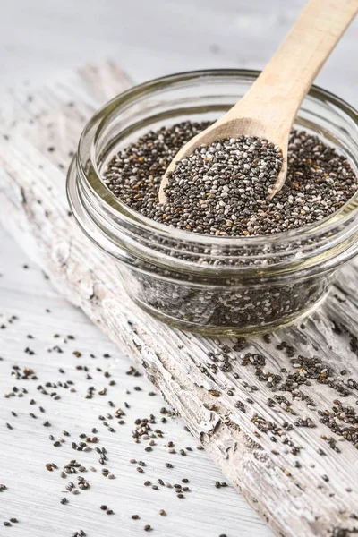 Sementes de chia em uma tigela de vidro — Fotografia de Stock