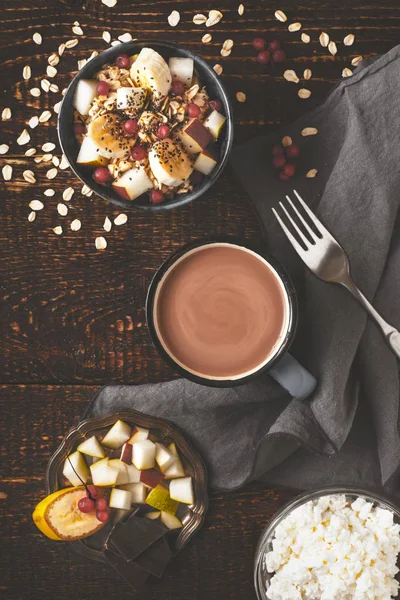 Elma, muz, çilek ve ahşap bir masa kahve ile yulaf ezmesi — Stok fotoğraf