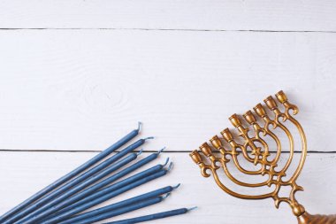 Hanukkah menorah ve Beyaz ahşap masa mum