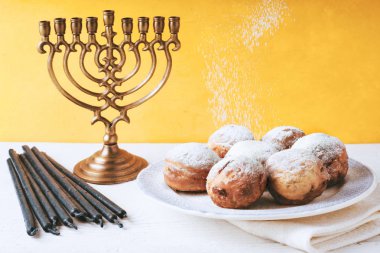 Hanukkah menorah ve sufganiot yatay tablo