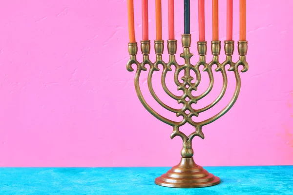 Hanukkah menorah com velas no fundo rosa horizontal — Fotografia de Stock