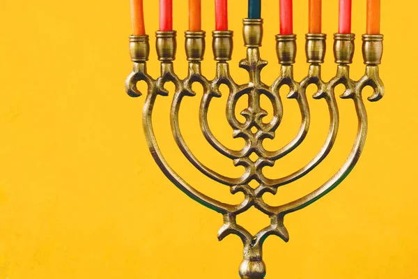 Hanukkah menorah com velas no fundo amarelo horizontal — Fotografia de Stock