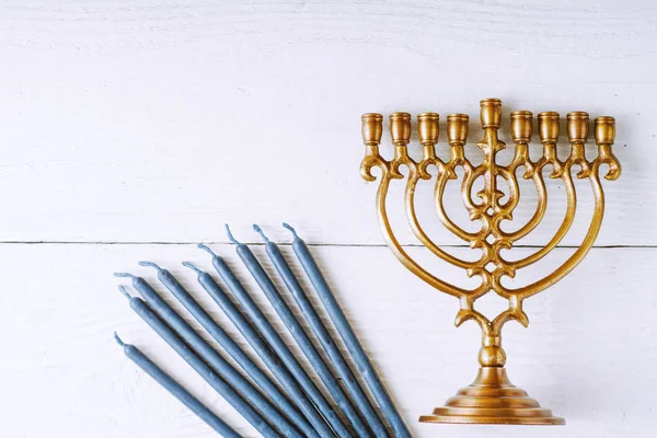 Hanukkah menorah e velas na vista superior da mesa de madeira branca — Fotografia de Stock