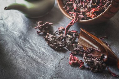 Hibiscus çay hazırlama karanlık taş masanın üzerine için ayarla