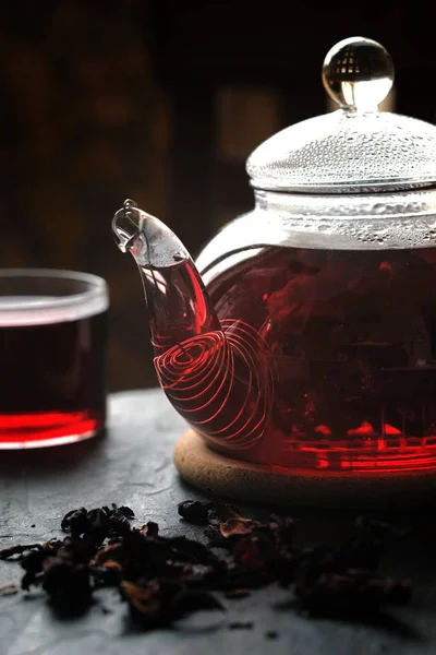 Chá no bule de vidro na mesa de pedra vertical — Fotografia de Stock