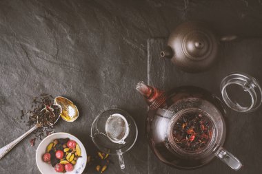 Taş arka plan üstten görünüm üzerinde farklı çay