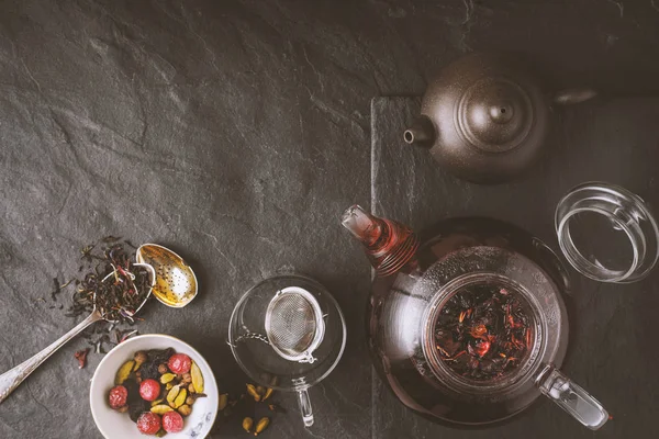 Taş arka plan üstten görünüm üzerinde farklı çay