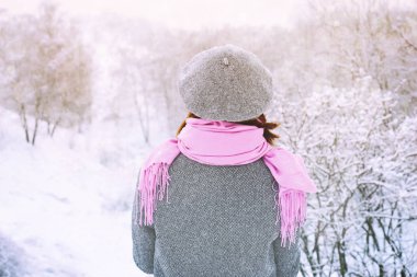 Karlı kış orman yatay kadında